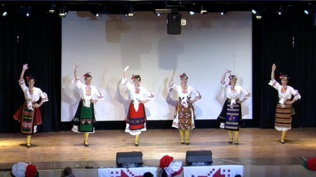 Der Verein "Bulgarische Rhythmen Wien" feiert 2018 bereits sein 10-jähriges Bestehen. 30 begeisterte Mitglieder, die die Leidenschaft für das Erlernen und für die Verbreitung der bulgarischen Volkstänze verbindet, pflegen mit Hingabe die Traditionen aus der Heimat. Brigada zeigt Ausschnitte aus Choreografien des Folklore Ensembles "Kitka" und lässt einige der TänzerInnen zu Wort kommen.