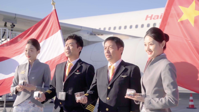 Vor wenigen Tagen hat die größte, private chinesische Fluggesellschaft „Hainan Airlines“ die internationale Route von Chengdu nach Wien offiziell eröffnet. Diese Flugroute ist nach den direkten Verbindungen von Peking, Shanghai und Shenzhen nach Wien die vierte direkte Verbindung von China nach Österreich. Das Österreichisches Unternehmen „Starlim Sterner“ hat seine erste Produktionsstätte in Asien in Nantong in China eröffnet. Beim heurigen „Asia Day 2024“ der Wirtschaftskammer Österreich drehte sich alles um die Wirtschaftsregion, die die Welt von morgen prägt: Asien.  Für 2024 erwartet der Internationale Währungsfonds für die Region Asien/Pazifik ein Wachstumsplus von 4,5 Prozent. Wintersport wird in China immer beliebter. Dabei ist österreichisches Know-how für die boomende chinesische Wintersportindustrie sehr gefragt. Eine Gruppe österreichischer Journalisten erlebte in den Städten Yangzhou und Taizhou, sowie in der Hightech-Metropole Shenzhen, die soziale und kulturelle Vielfalt in China. Das Wiener Haus der Musik hat seine erste chinesische Dependance in Yanguan in der Nähe von Shanghai eröffnet. Und, wir feiern Weihnachten, in Peking und in Wien. Über all das berichten wir in unserem TV-Magazin „Tandem China Österreich“, einer Gemeinschaftsproduktion von „China Radio International der China Media Group“ und dem „Internationalen Institut für Medien“ in Wien, das von Okto TV unterstützt wird.