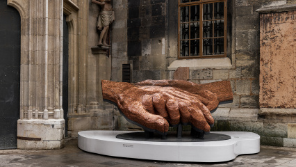 Posterframe von Skulptur Raising Hands: Eröffnung